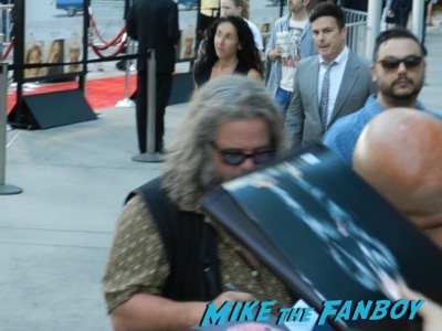 mark boone jr. signing autographs for fans Life of crime movie premiere red carpet jennifer aniston ignoring fans  4