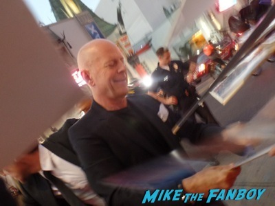 bruce willis signing autographs Sin City 2 a dame to kill for premiere los angeles