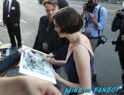 Anne Hathaway signing autographs Interstellar movie premiere Anne Hathaway jessica chastain signing autographs 14