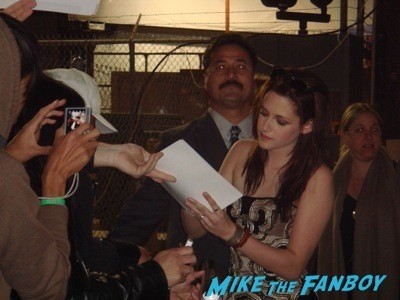 Kristen stewart signing autographs for fans jimmy kimmel live 16