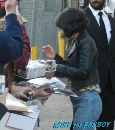 Evangeline Lilly siging autographs jimmy kimmel live 2014 2