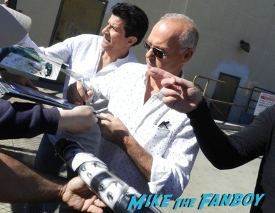 Michael KEaton signing autographs but skipping fans birdman q and a  3