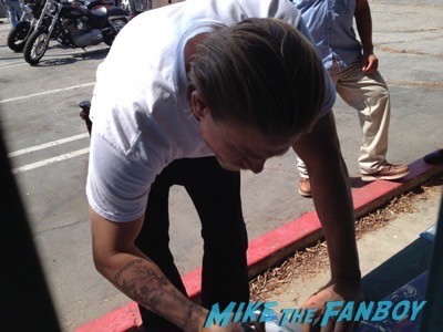 charlie hunnam Sons of anarchy on location charlie hunnam signing autographs 7