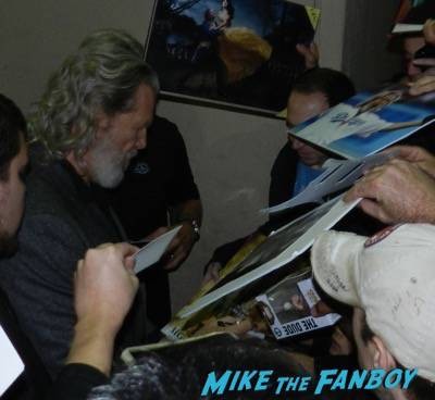 Jeff Bridges jimmy kimmel live signing autographs 13