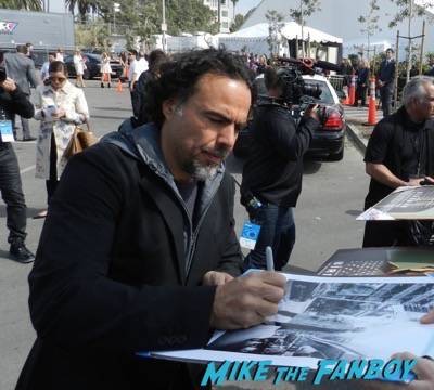 Alejandro González Iñárritu signing autographs spirit awards 2015 signing autographs 25