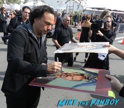 Alejandro González Iñárritu signing autographs spirit awards 2015 signing autographs 25