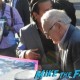 stan lee signing autographs Avengers: Age of ultron world premiere photos signing autographs 9