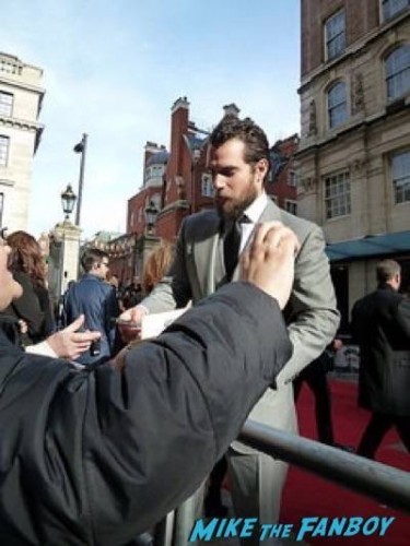 Henry Cavill Empire Awards Red Carpet Signing autographs henry Cavill simon pegg 53
