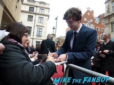 freddie highmore Empire Awards Red Carpet Signing autographs henry Cavill simon pegg 12