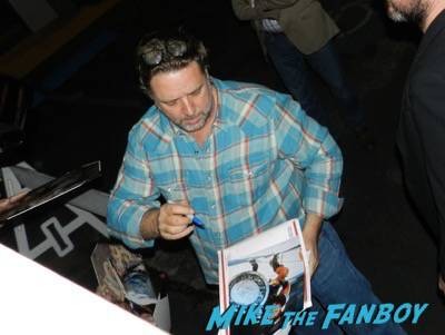 Russell Crowe signing autographs the water diviner q and a 2