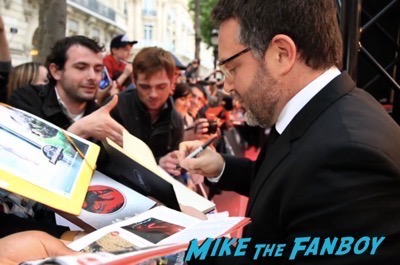 Jurassic World london premiere chris pratt bryce Dallas Howard signing autographs 7