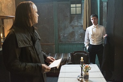Rory Kinnear as The Creature and Harry Treadaway as Dr. Victor Frankenstein in Penny Dreadful (season 2, episode 6). - Photo: Jonathan Hession/SHOWTIME - Photo ID: PennyDreadful_206_4527