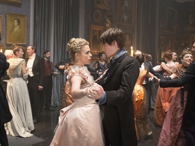 Reeve Carney as Dorian Gray and Jonny Beauchamp as Angelique in Penny Dreadful (season 2, episode 6). - Photo: Jonathan Hession/SHOWTIME - Photo ID: PennyDreadful_206_2310
