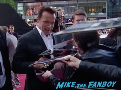 Terminator Genisys Berlin Premiere Arnold Schwarzenegger signing autographs 19