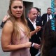 Ronda Rousey signing autograph jimmy kimmel live 2015 1