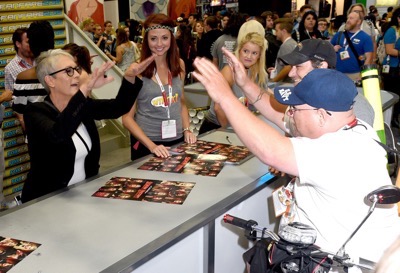 FOX FANFARE AT SAN DIEGO COMIC-CON © 2015: L-R: SCREAM QUEENS cast members Lea Michele, Billie Lourd, Keke Palmer, Jamie Lee Curtis, Skyler Samuels, Abigail Breslin and Emma Roberts during the SCREAM QUEENS booth signing on Sunday, July 12 at the FOX FANFARE AT SAN DIEGO COMIC-CON © 2015. CR: Alan Hess/FOX © 2015 FOX BROADCASTING.