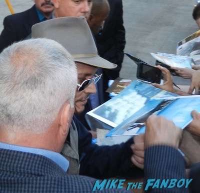 johnny depp signing autographs jimmy kimmel live 2015 25