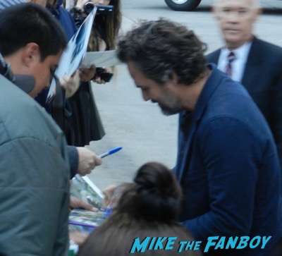 Mark Ruffalo signing autographs jimmy kimmel live 2015 12