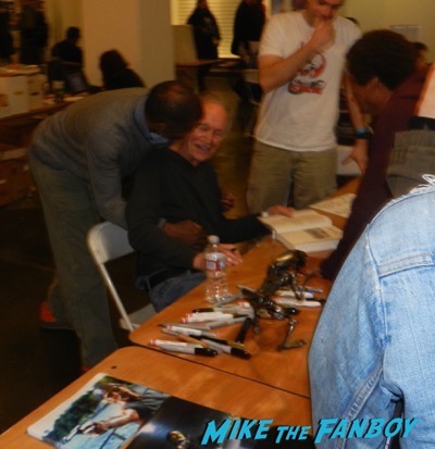 Aliens Reunion meeting Lance Henriksen signing autographs now 2016