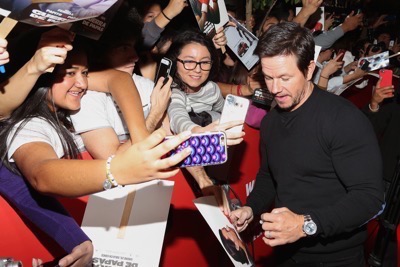 Daddy's Home Mexico Premiere signing autographs mark wahlberg will ferrell   4