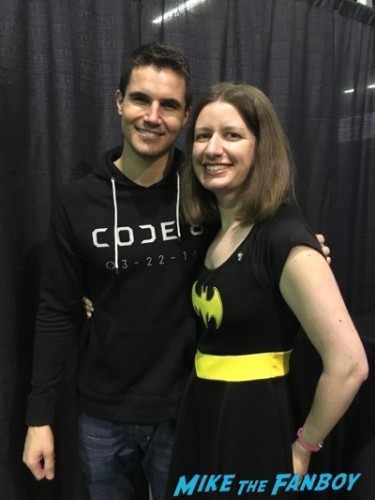 Robbie Amell fan photo signing autographs Heroes and Villians Fanfest 2016 2