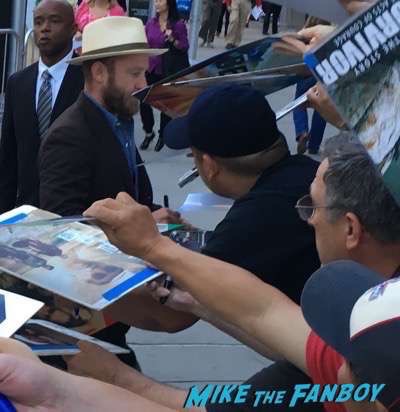 ben foster signing autographs Hell or High Water Premiere ben foster signing autographs for fans meeting fans 5