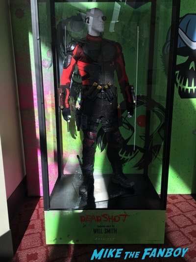 Suicide Squad prop and costume display harley quinn the joker 18