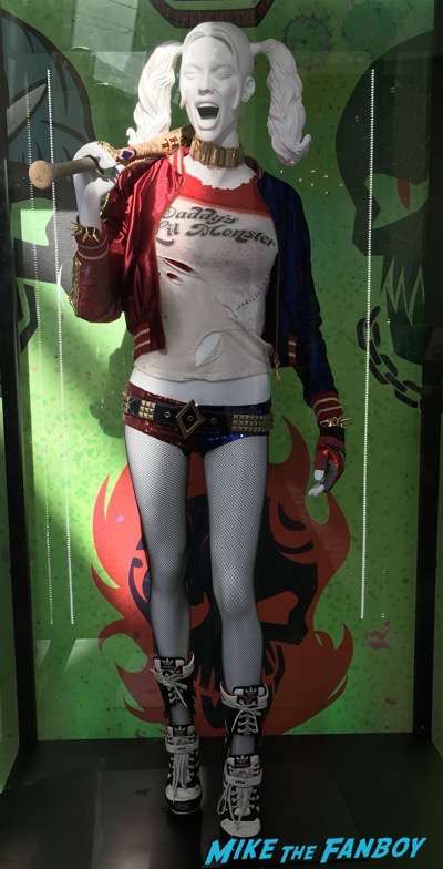 Suicide Squad prop and costume display harley quinn the joker 18