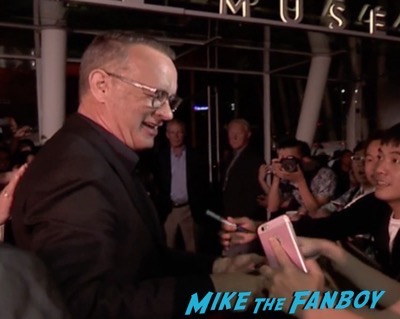 inferno-singapore-red-carpet-tom-hanks-signing-autographs-for-fans-15