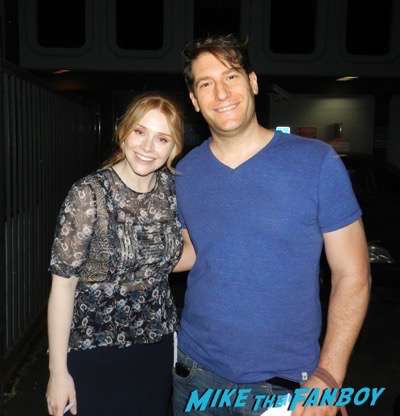 bryce-dallas-howard-meeting-fans-selfie-autograph-signing-2