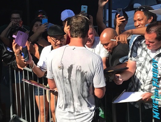 Gavin Rossdale signing autographs jimmy kimmel live for fans meeting fans 1