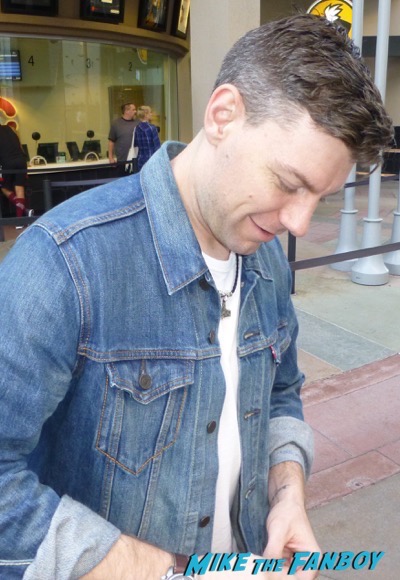 Patrick Fugit signing autographs for fans almost famous 4