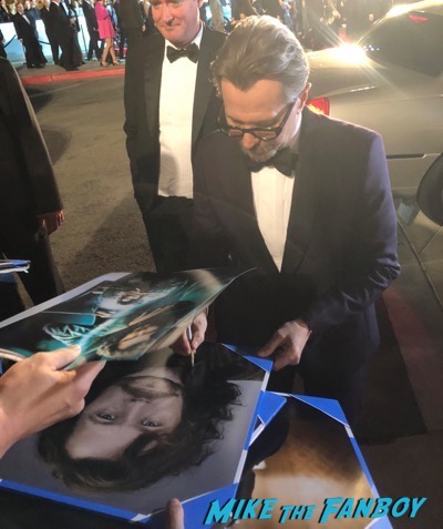 gary oldman signing autographs Palm Springs Film Festival 2017 signing autographs selfie 32