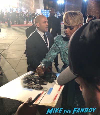 Mary J. Blige signing autographs Palm Springs Film Festival 2017 signing autographs selfie 28