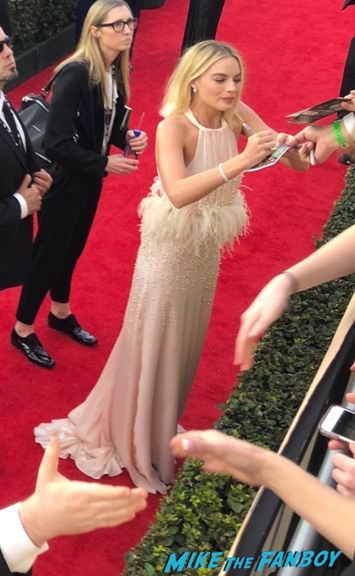 Margot Robbie signing autographs SAG Awards 2018 red carpet signing autographs 8