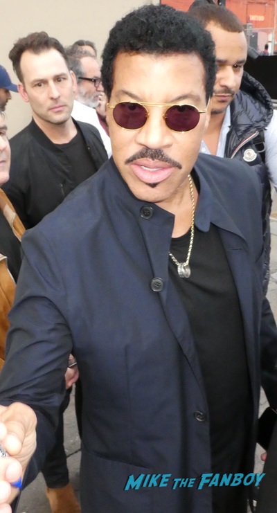 Lionel Richie signing autographs jimmuy kimmel live meeting fans with 0002