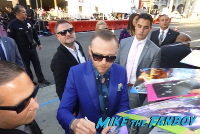 simon pegg singing autographs Ready Player One premiere los angeles signing autographssimon pegg singing autographs Ready Player One premiere los angeles signing autographs