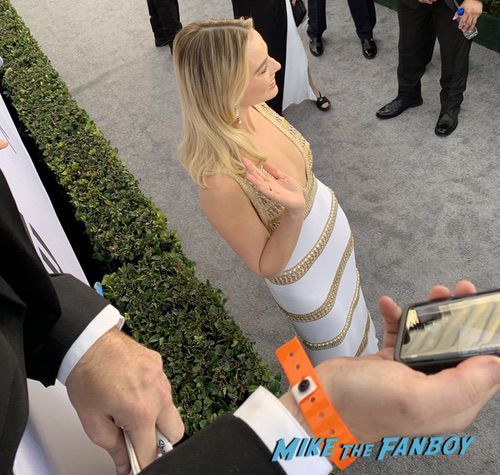 Margot Robbie with fans SAG Awards 2018 Celebrities signing autographs 0002