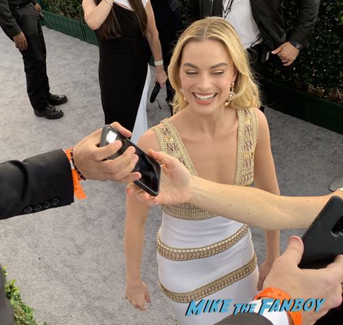 Margot Robbie with fans SAG Awards 2018 Celebrities signing autographs 0002