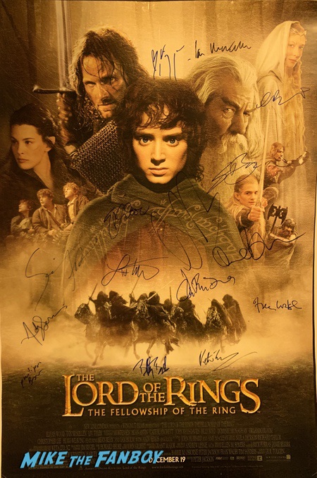 John Rhys-Davies photo with fans signing autographs 0000